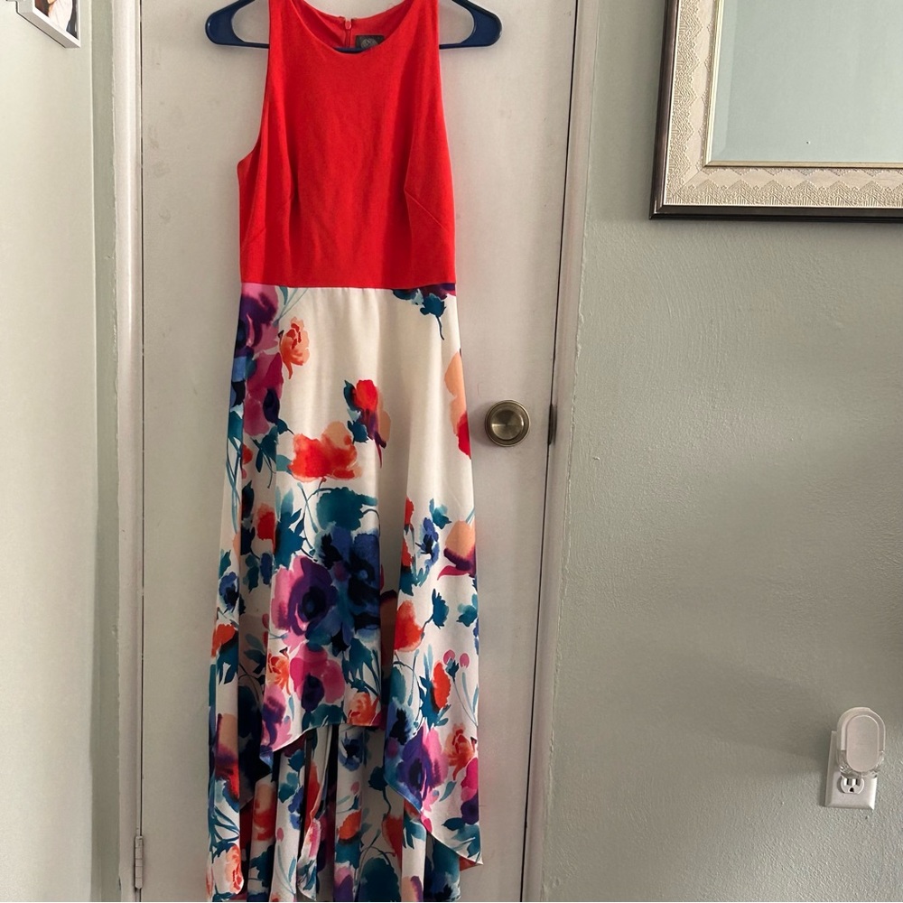 High and lowMulticolor Vince Camuto dress size 6. Perfect for the summer.